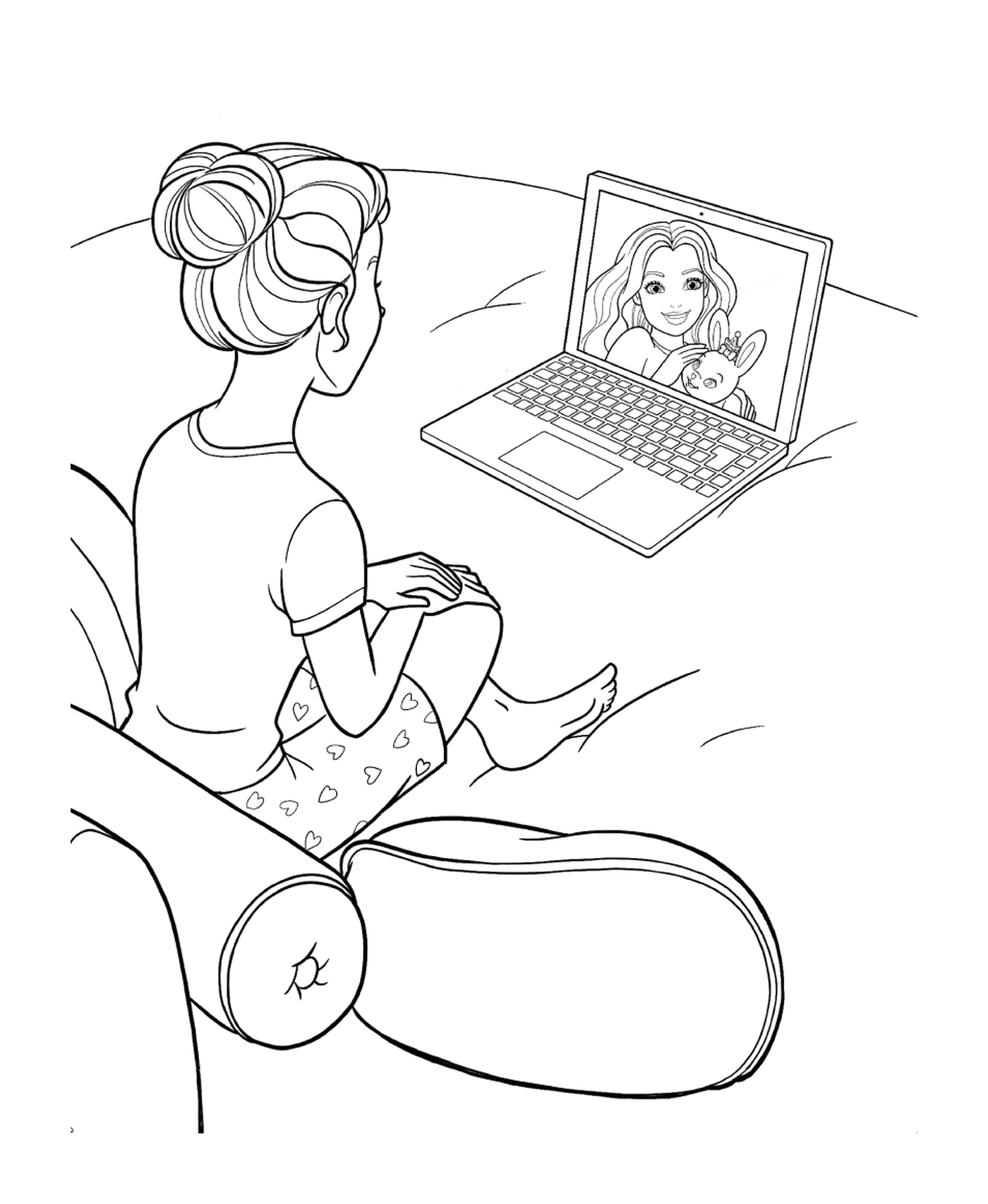  Uma mulher sentada na frente de um laptop 