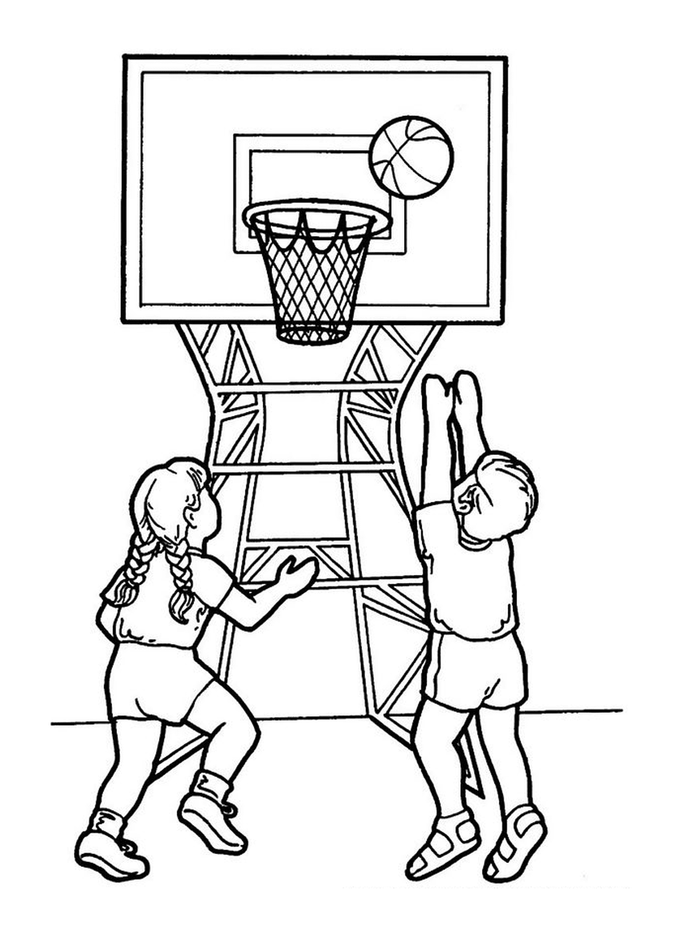  Um menino e uma menina jogam basquete 