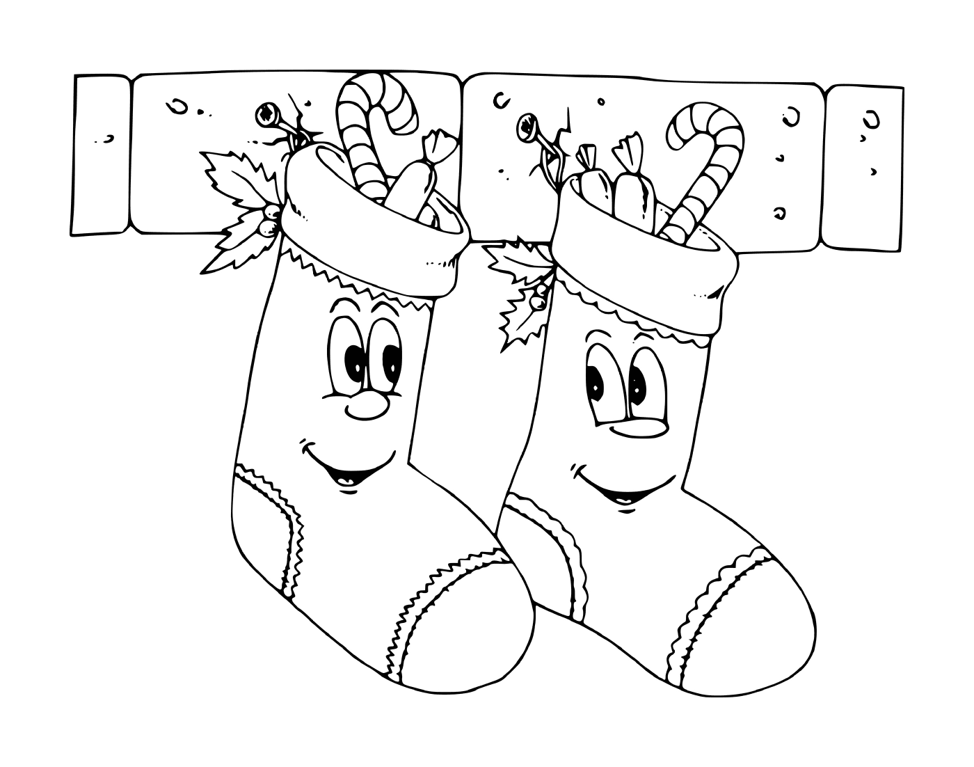  Duas meias de Natal com um sorriso em um casaco de lareira 