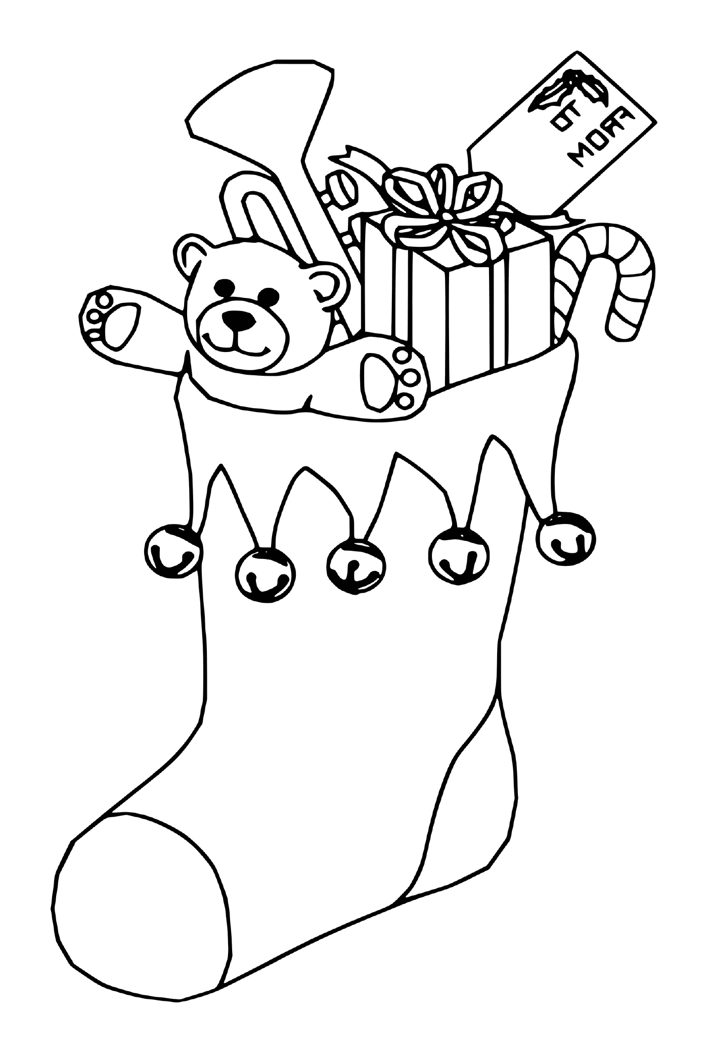  一只泰迪熊在圣诞短袜里吹号角 