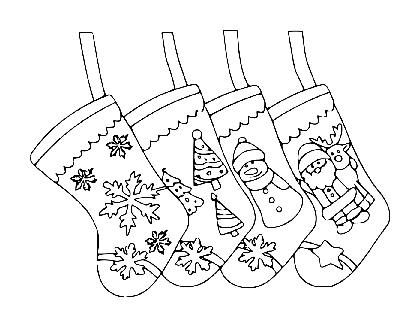  Quatro belas meias de Natal perto da casa 