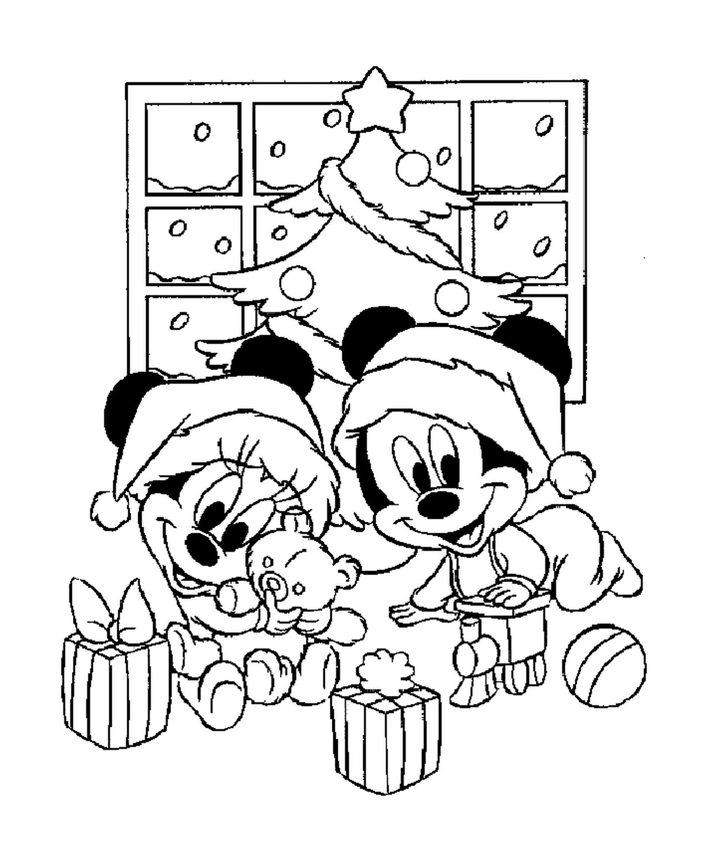  Bebês Mickey e Minnie brincando com seus presentes na frente da árvore 