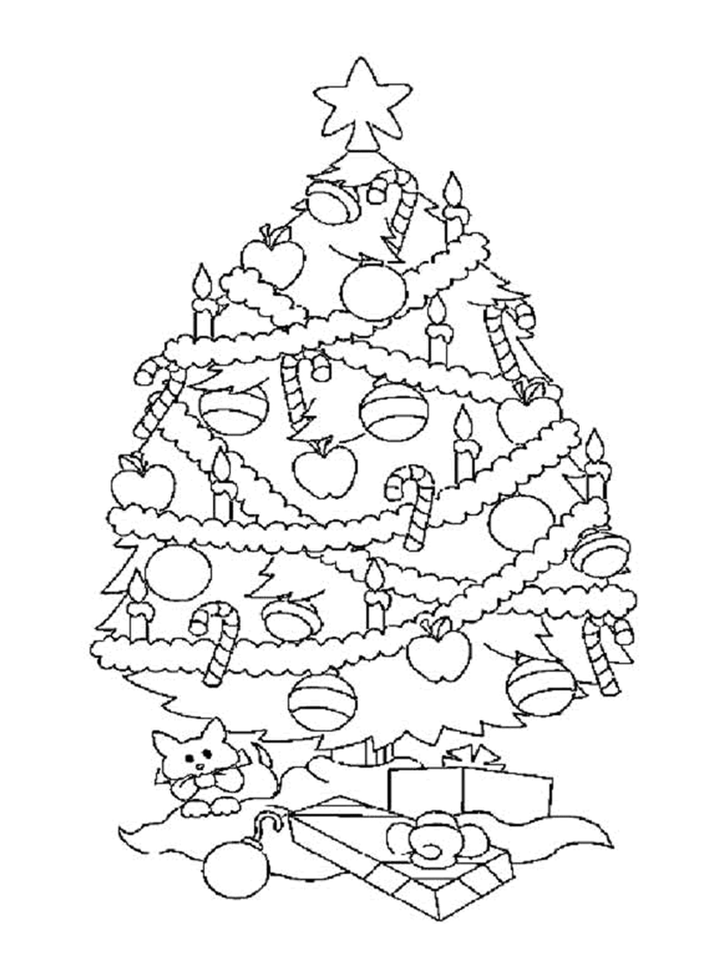  Uma árvore de Natal decorada com velas e ornamentos 