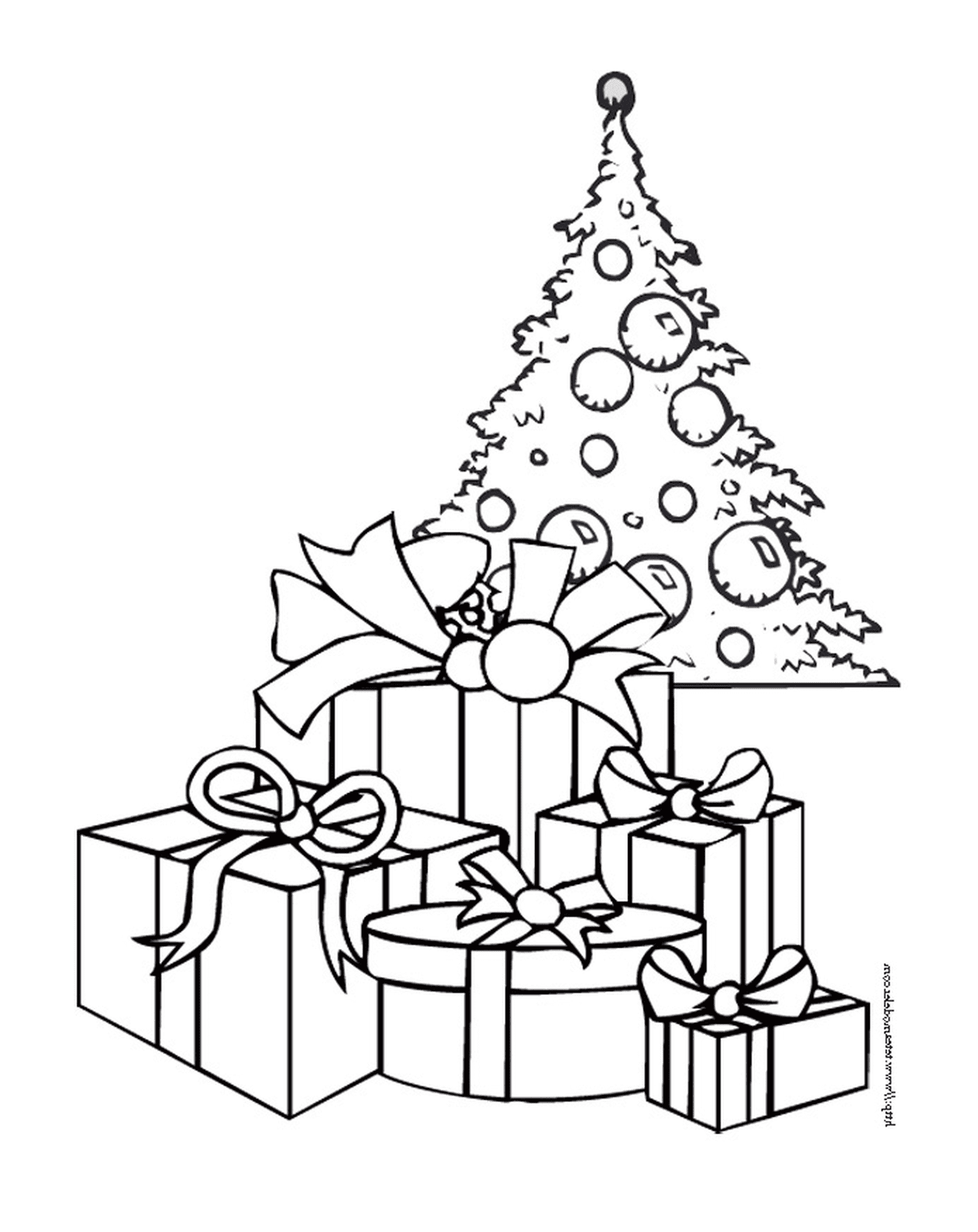  एक क्रिसमस का पेड़ जिसमें तोहफे ऊपर दिए गए हैं 