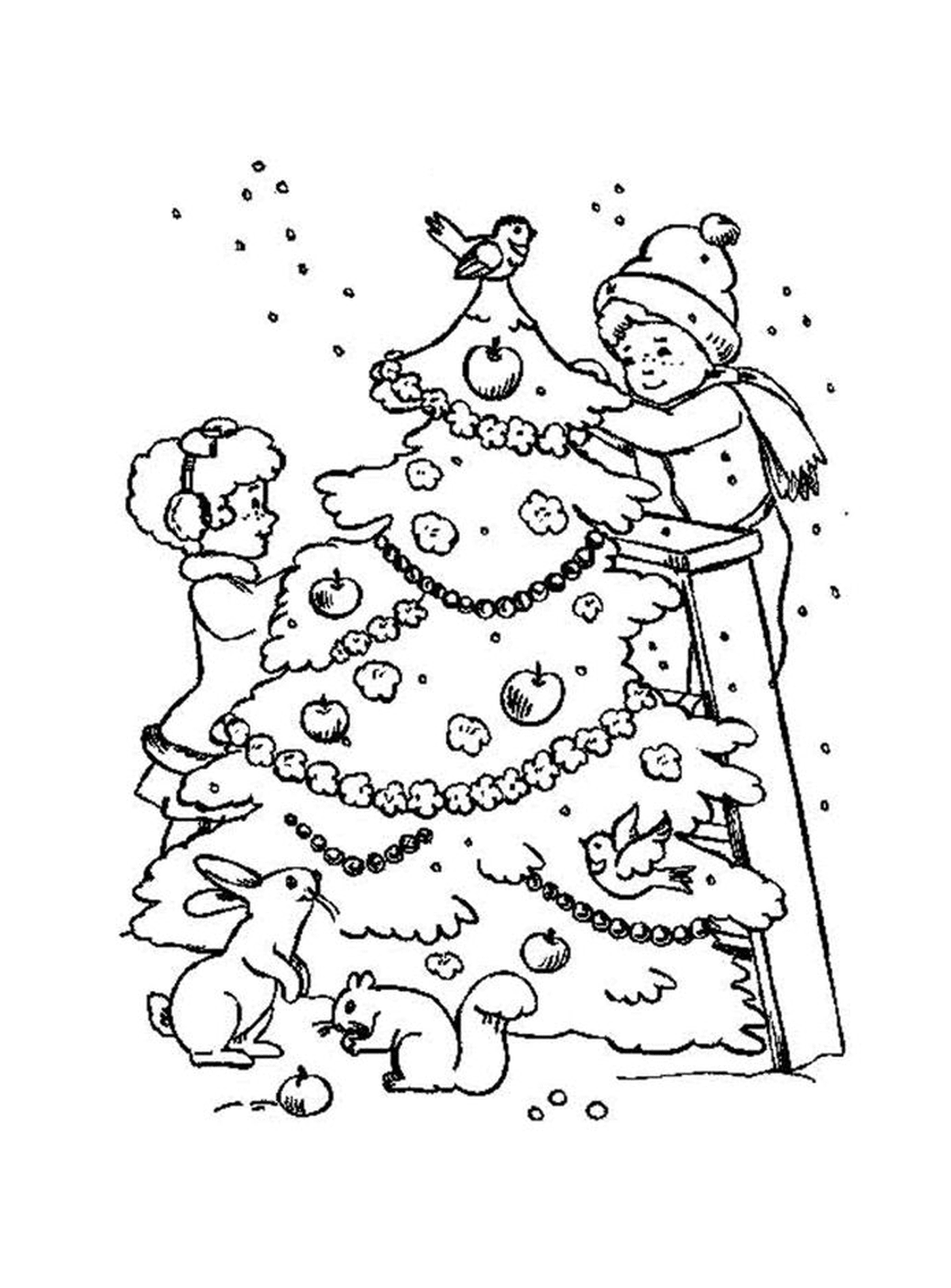  一个孩子站在圣诞树前面 