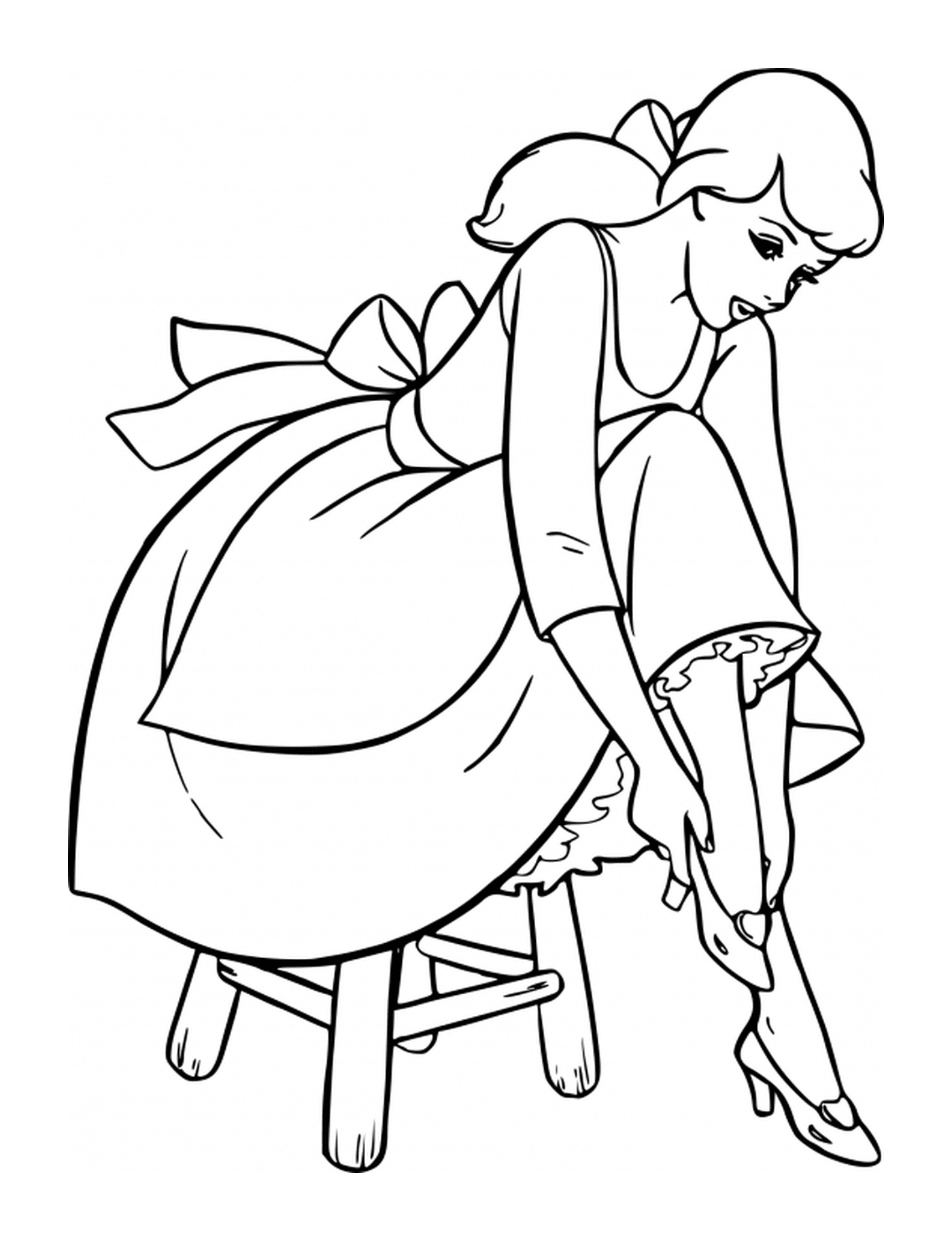  Cinderela colocando seu sapato em um banquinho 