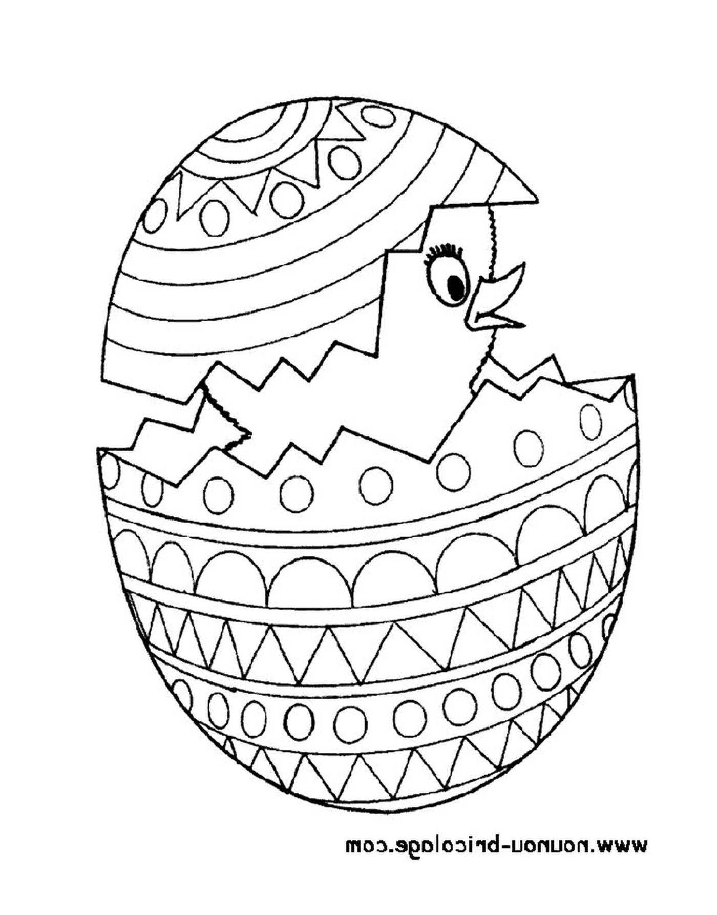  Páscoa 48, um ovo de Páscoa com um pintinho dentro 