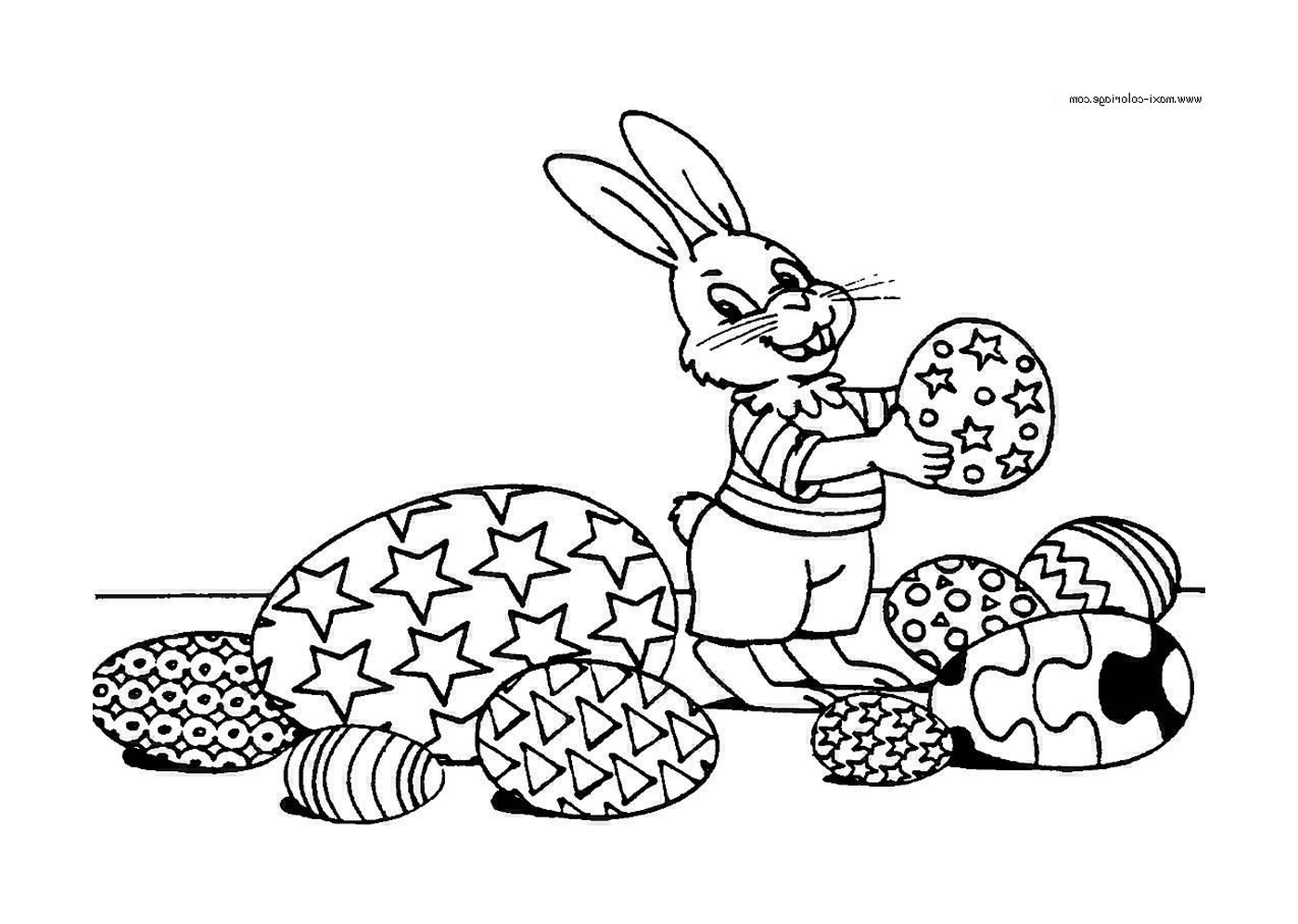  Um coelho segurando um biscoito na mão 