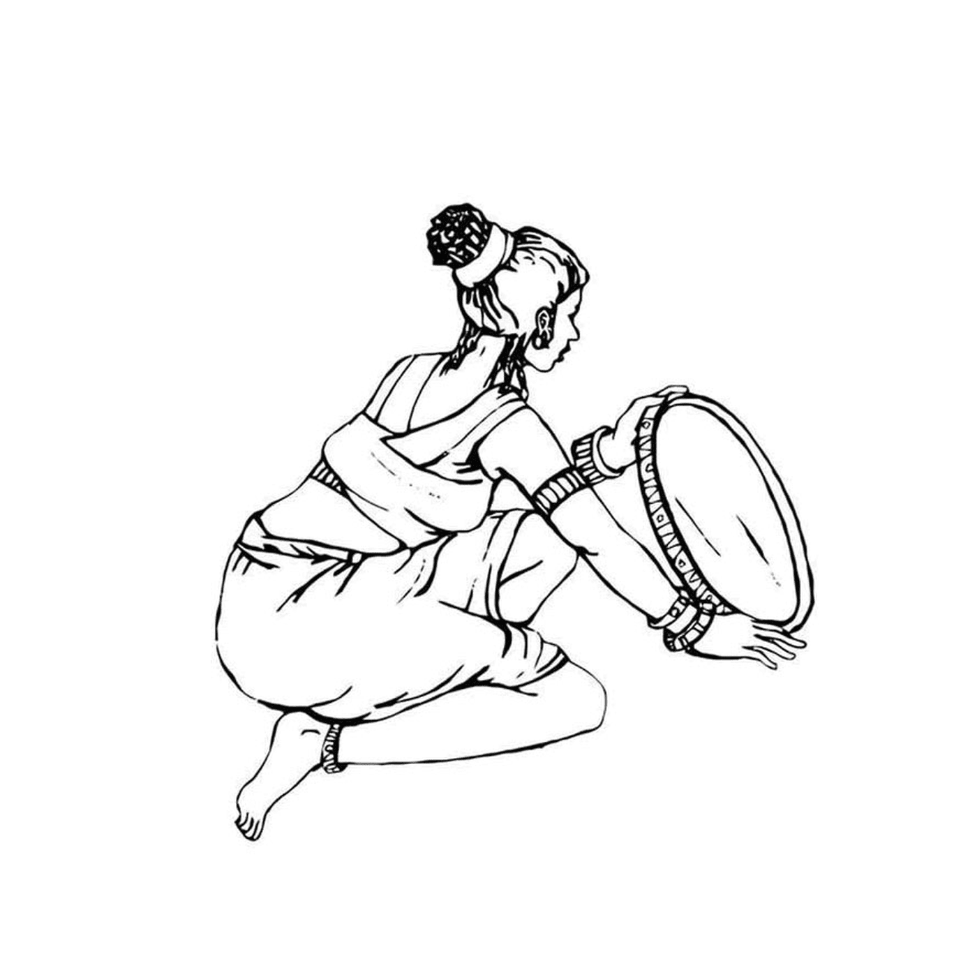  Uma mulher segurando um tamborim 