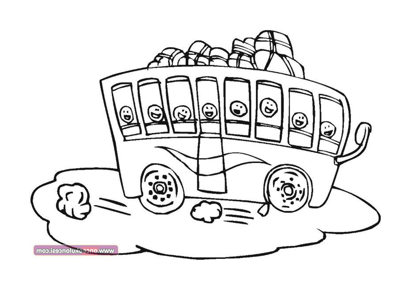  Um ônibus com muitas faces desenhadas sobre ele 
