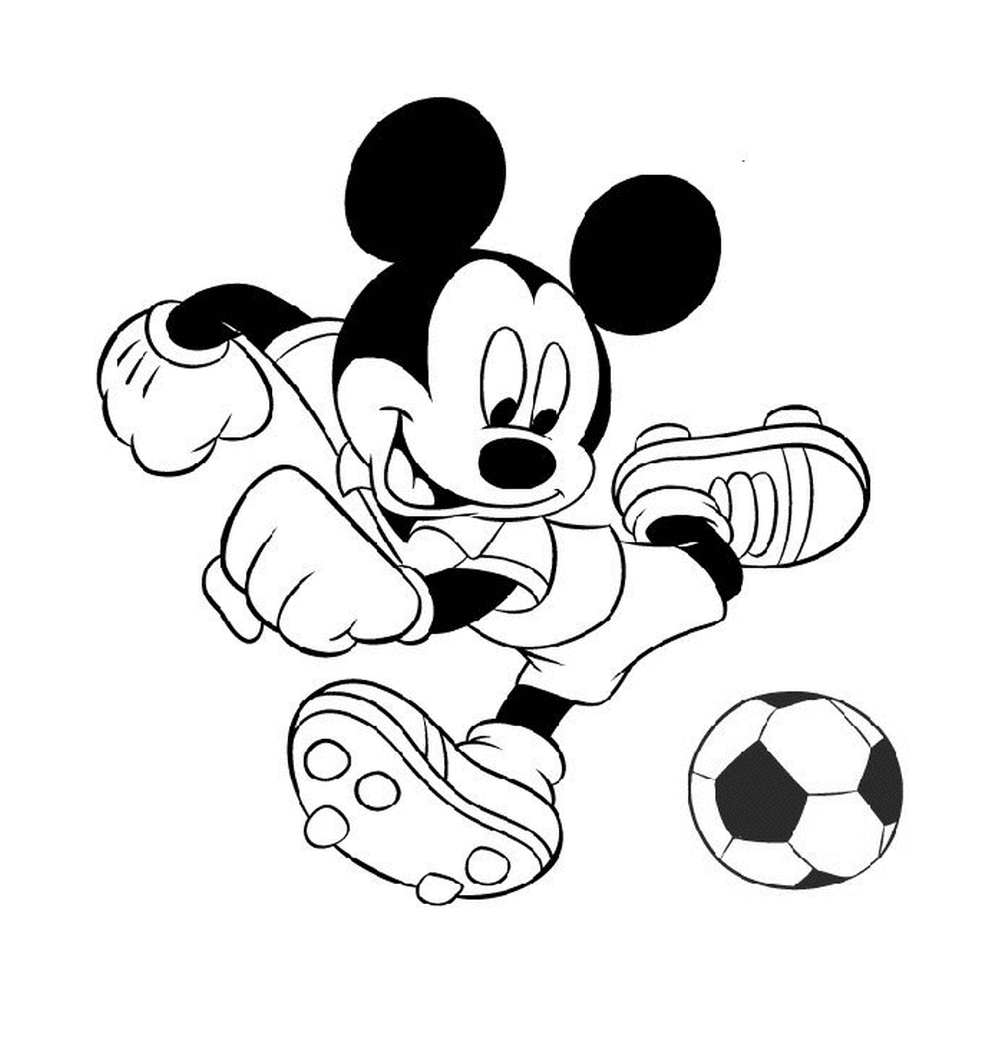  मिकी फुटबॉल खेलता है: एक फुटबॉल गेंद को लात मार रहा है 