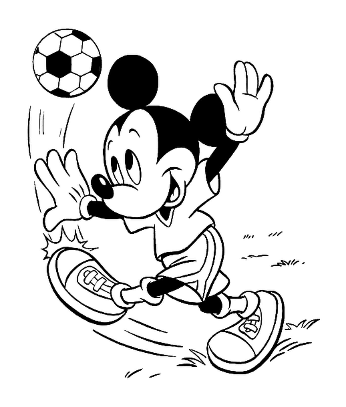  Mickey joga futebol com uma bola de futebol 
