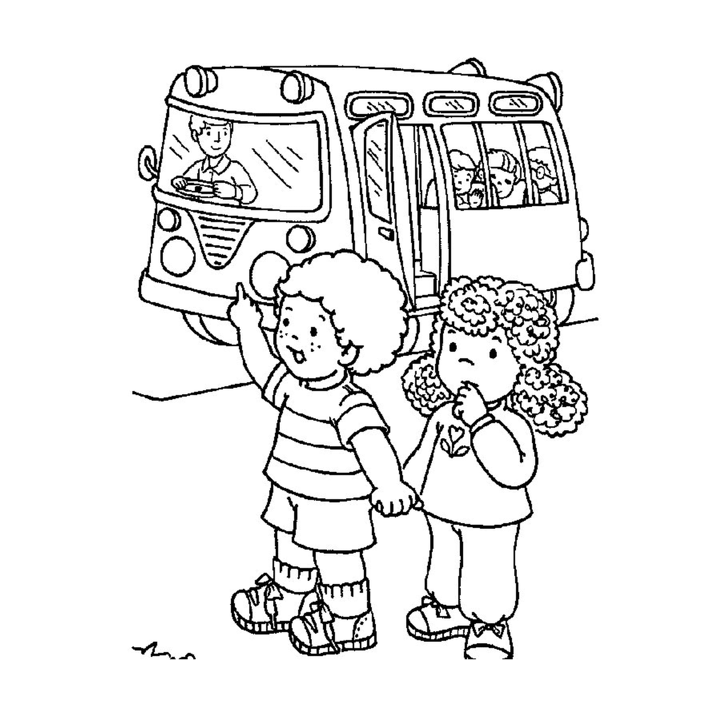  طفلان أمام حافلة مدرسية 