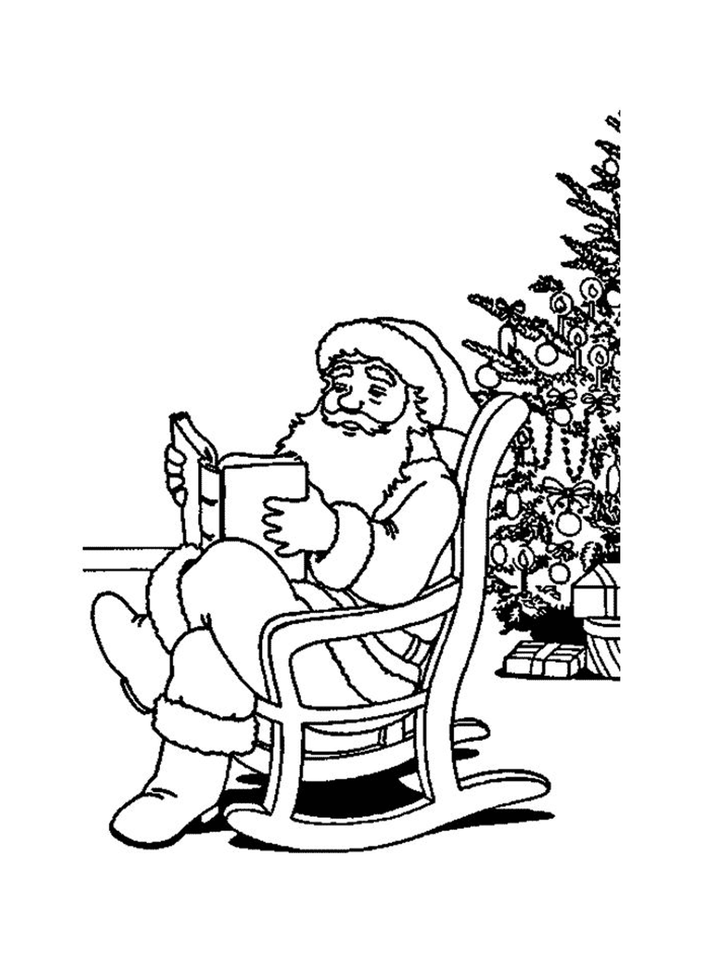  圣诞老人在一棵树上阅读一本书 