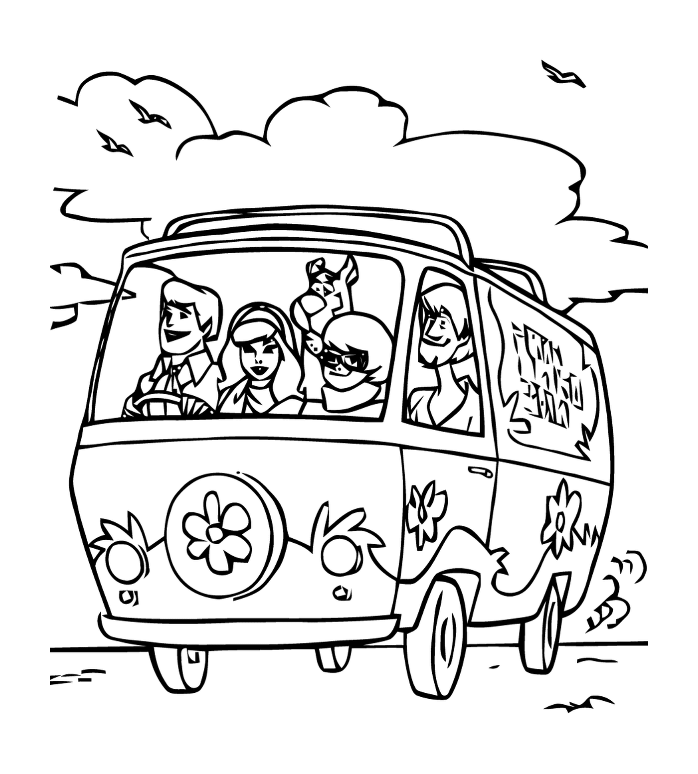  सड़क पर एक कार में लोगों का एक समूह 
