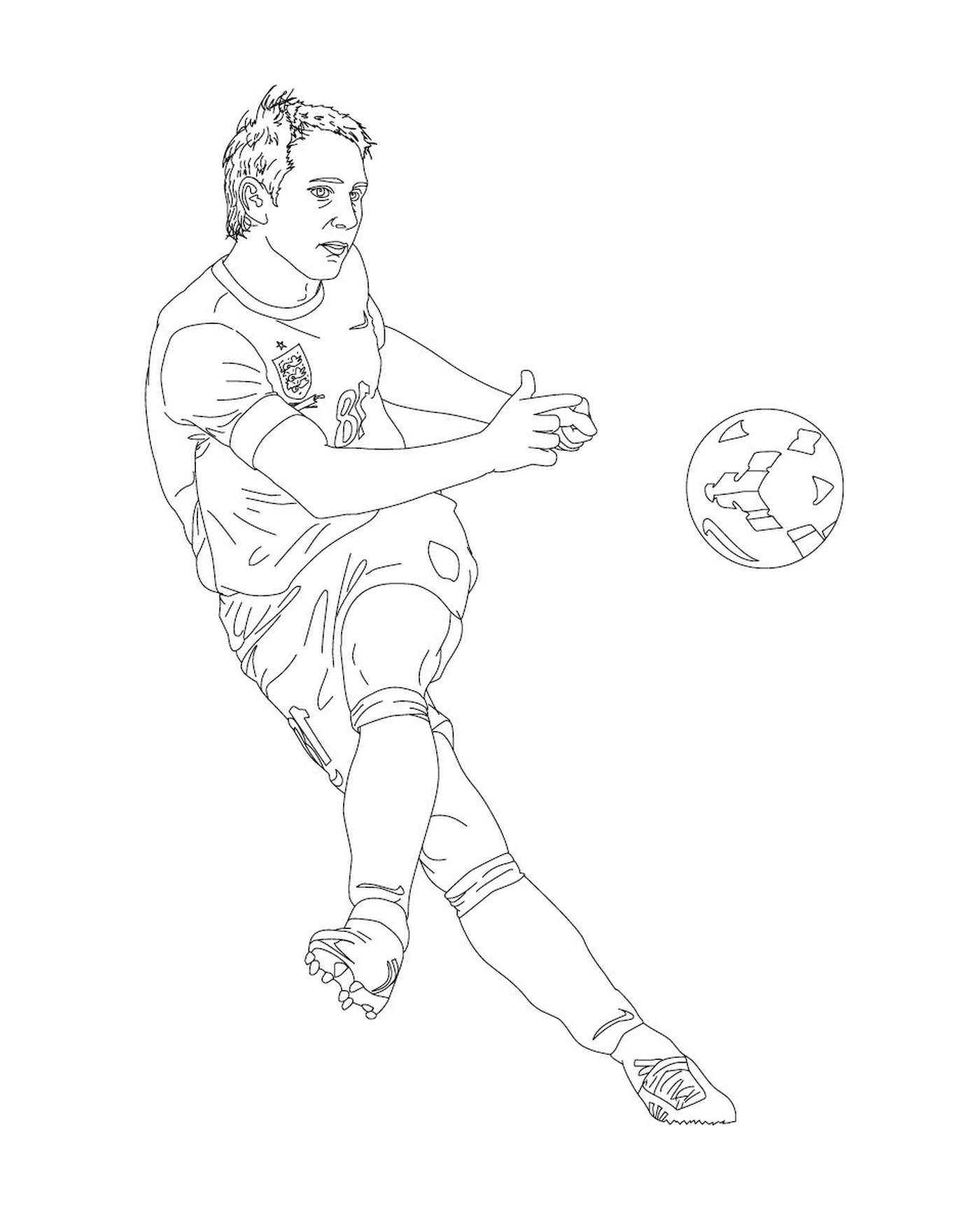  Um homem chutando em uma bola de futebol em um campo 