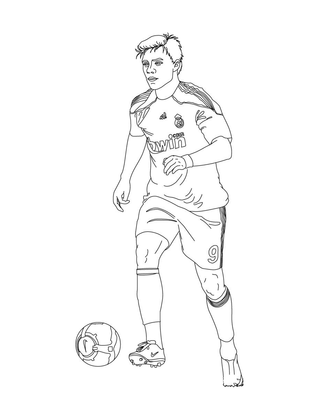  Um homem brincando com uma bola de futebol 