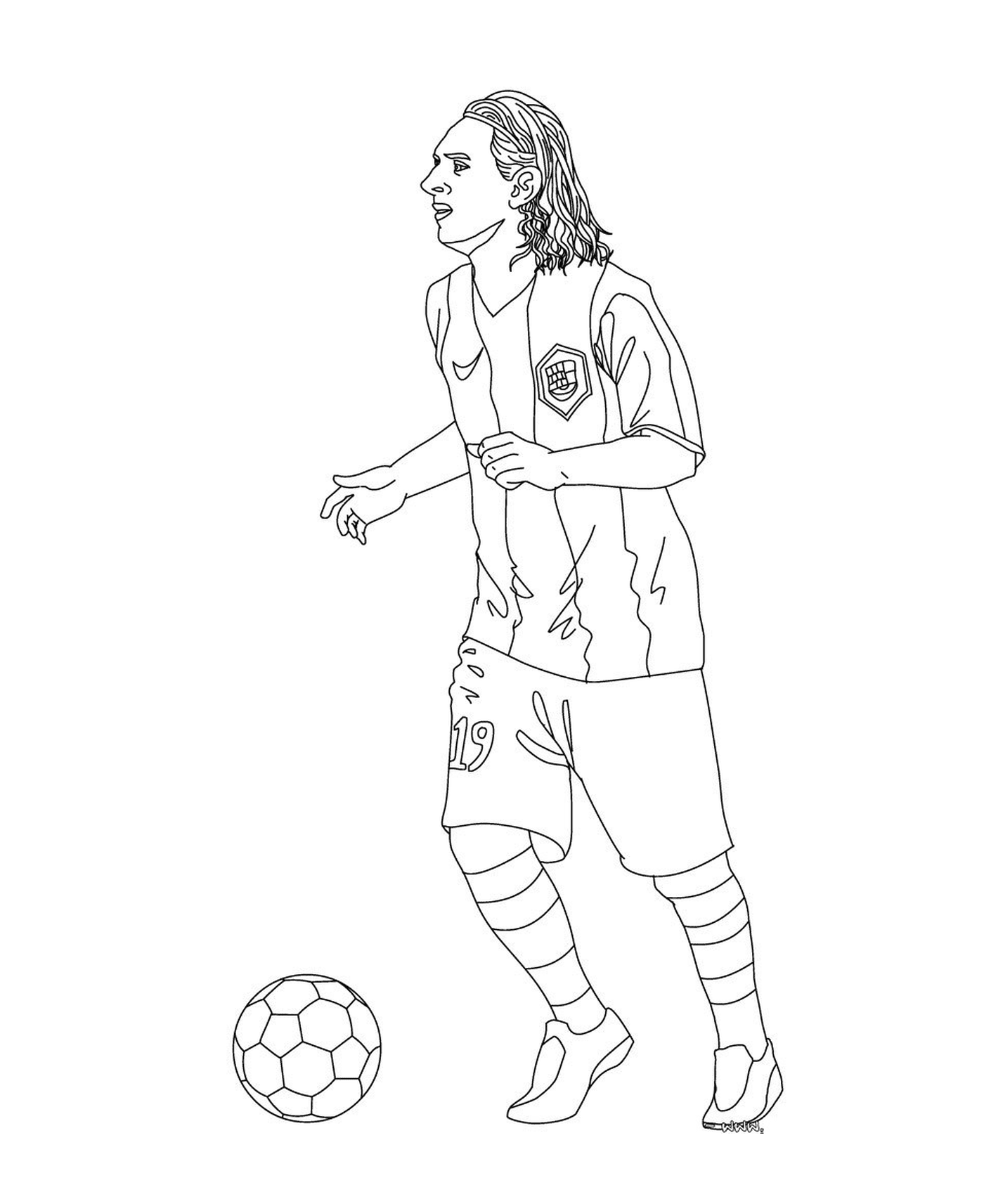  Um jogador de futebol com um futebol 