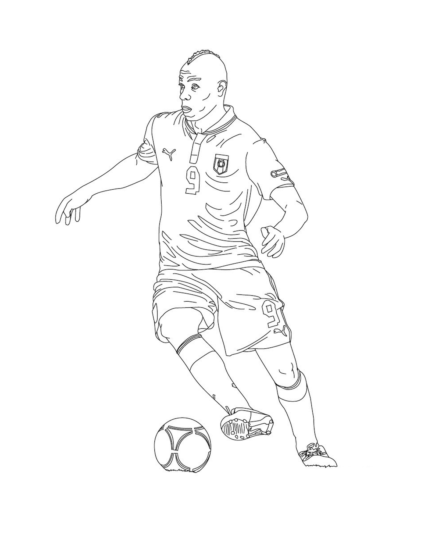  Um jogador de futebol chutando uma bola 