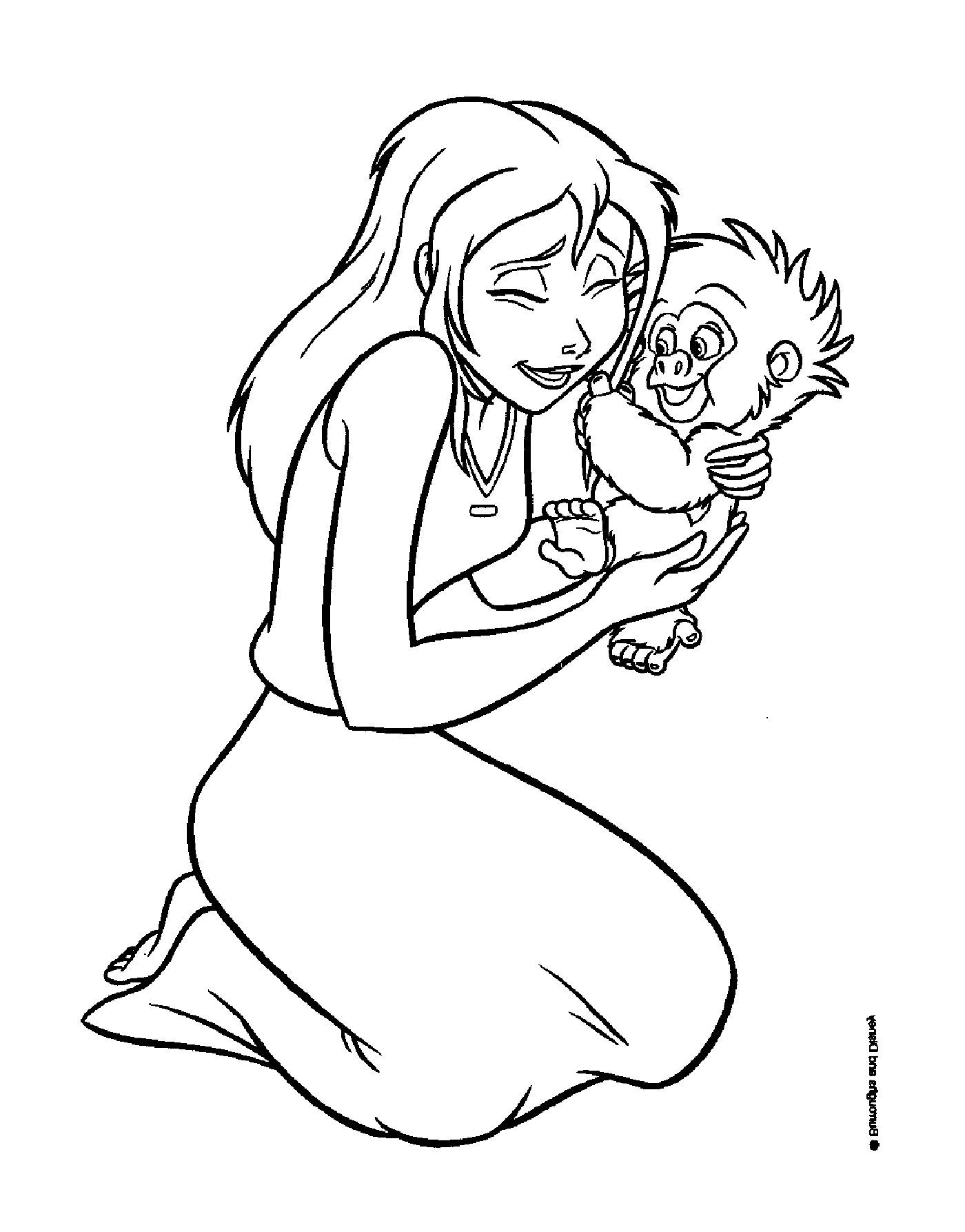  महिला अपनी बाहों में एक बच्चे बंदर पकड़े 