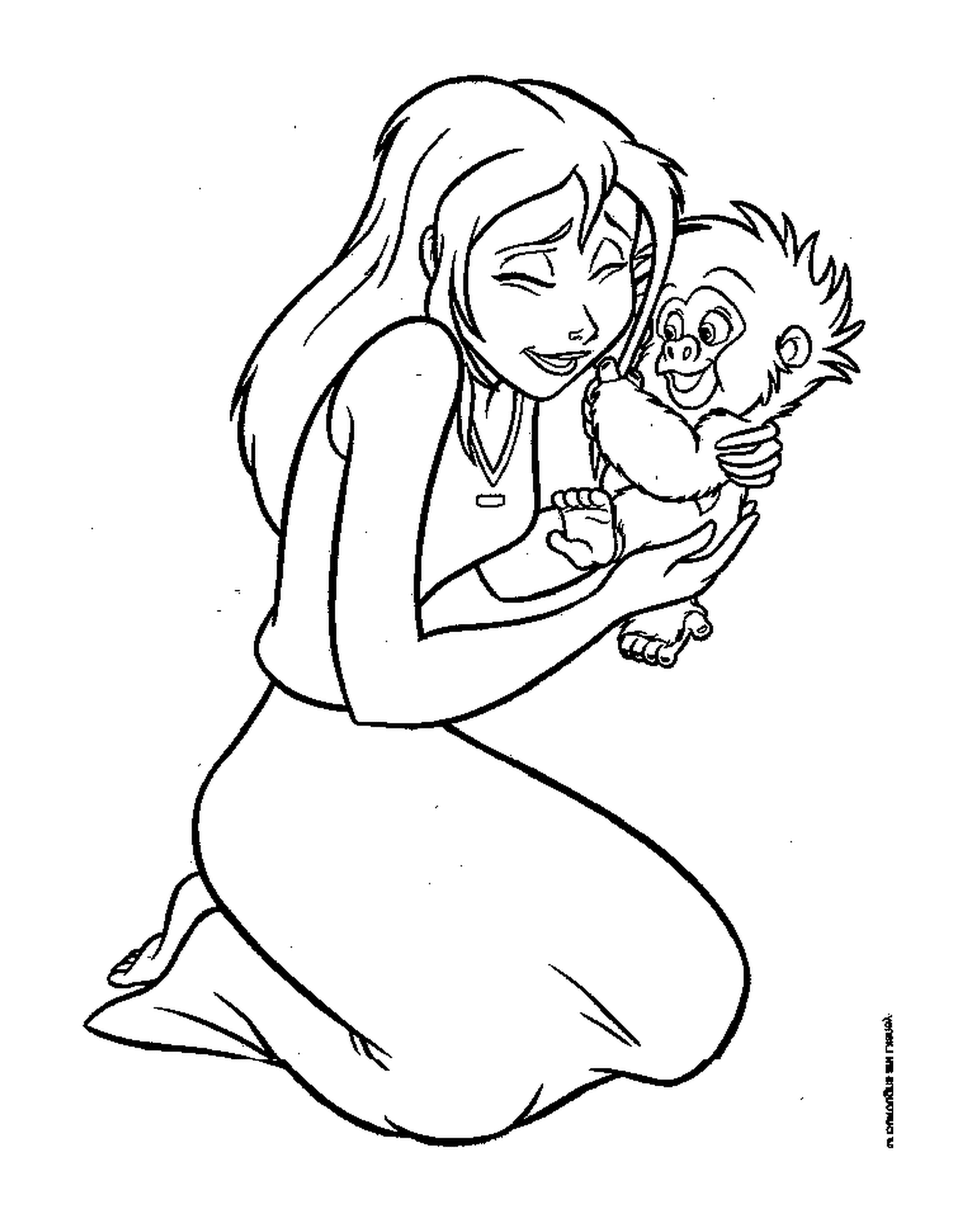  امرأة تحمل طفلاً رضيعاً قرداً بين ذراعيها 