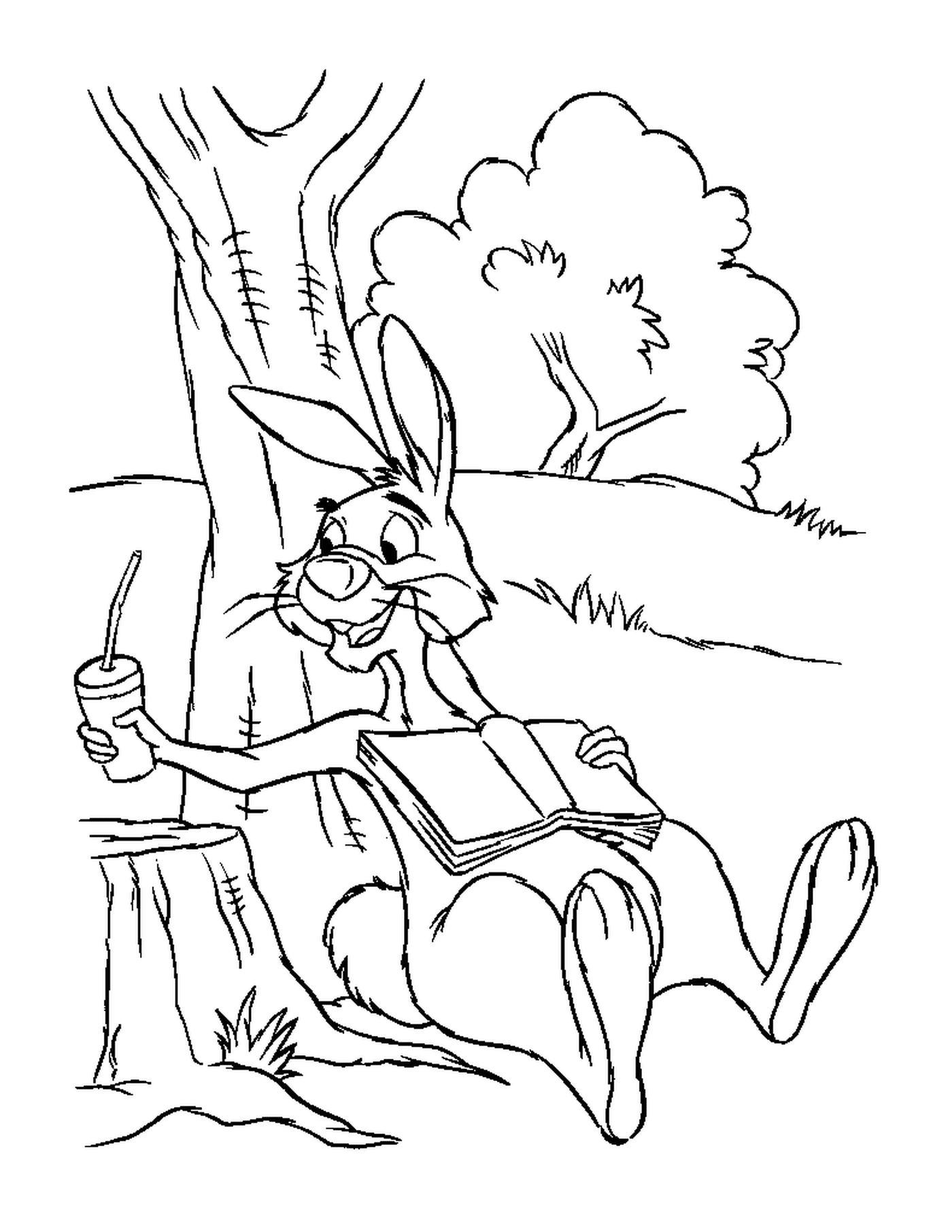  Um coelho sentado em um toco perto de uma árvore com suco de cenoura 