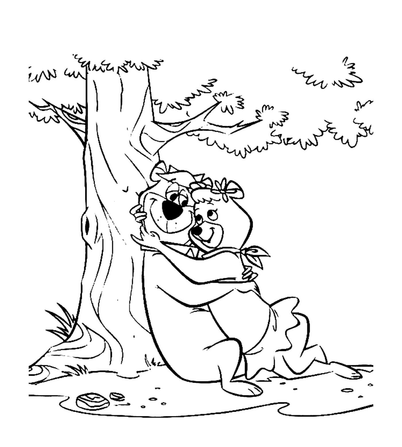  Um urso que aperta uma árvore 