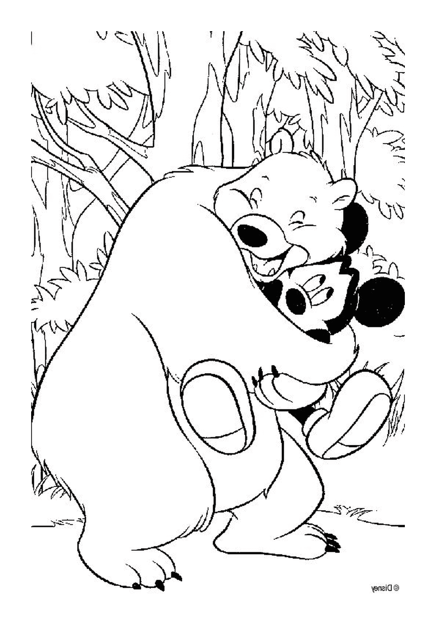  एक भालू मिकी माउस अपनी बाहों में रखता है 