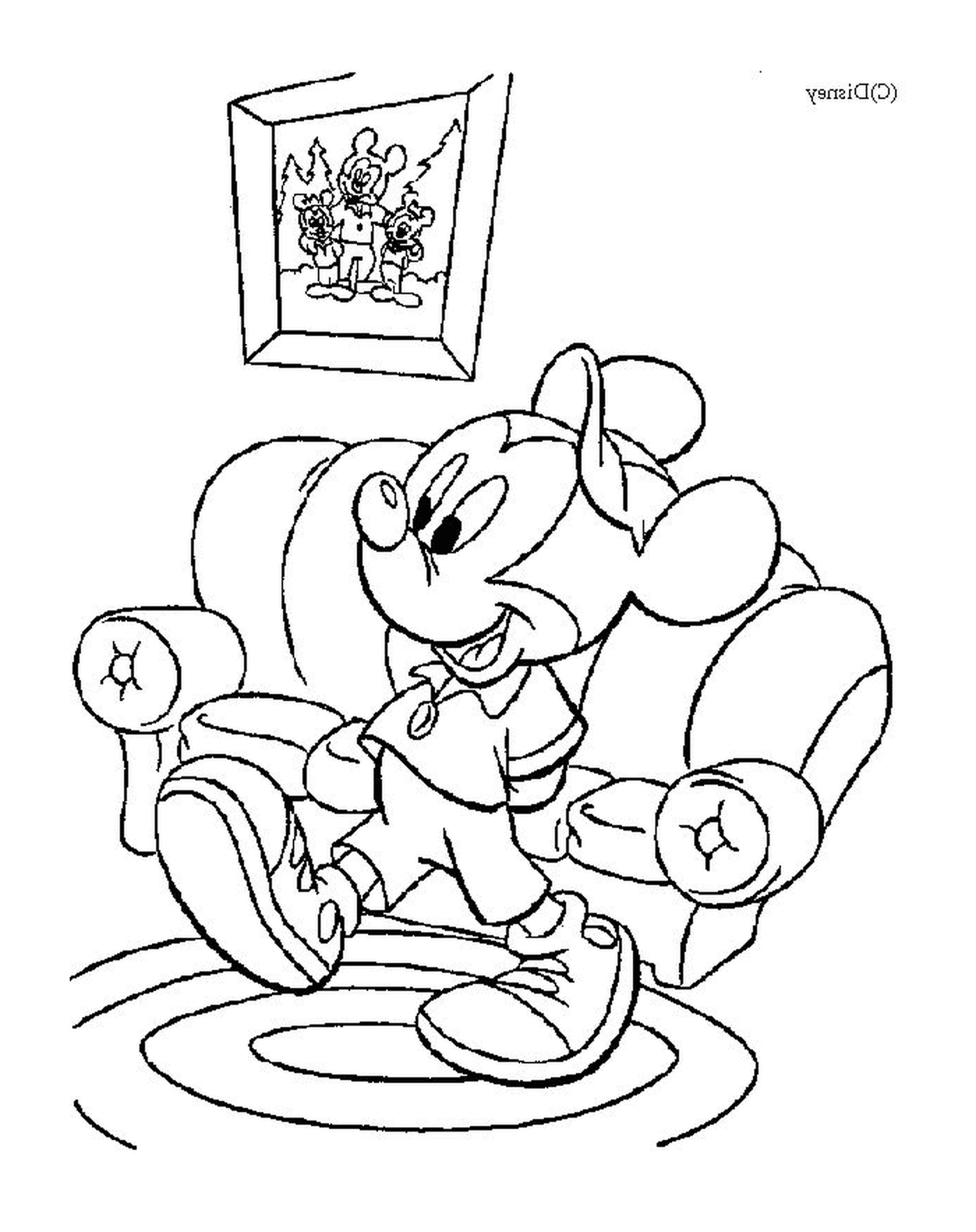  Minnie Mouse está sentada em uma poltrona 